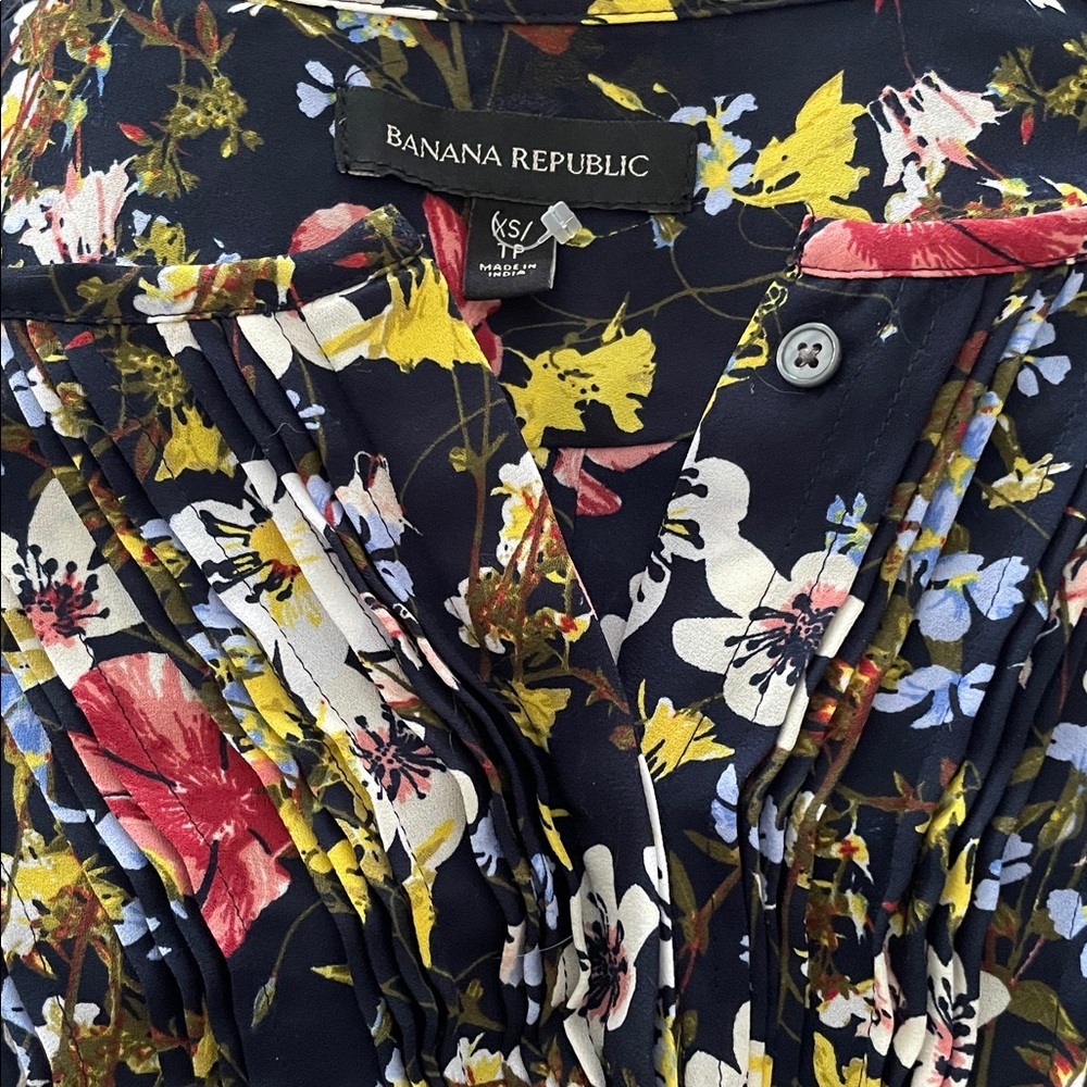 Banana Republic Blouse - XS, Navy Blue Floral Sheer, Like New! - Picture 12 of 15